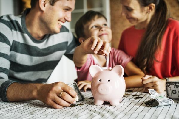 parents with child and money on the table